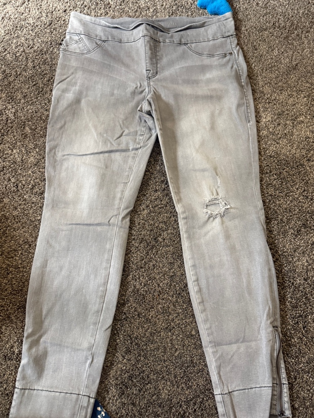 Rock & Republic Light Gray Skinny Jeans with Distressed Knee